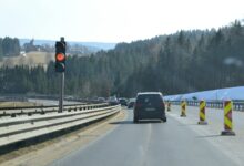 Baustellenampel regelt den Verkehr an einer Fahrbahnbaustelle