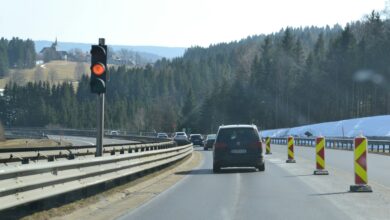 Baustellenampel regelt den Verkehr an einer Fahrbahnbaustelle