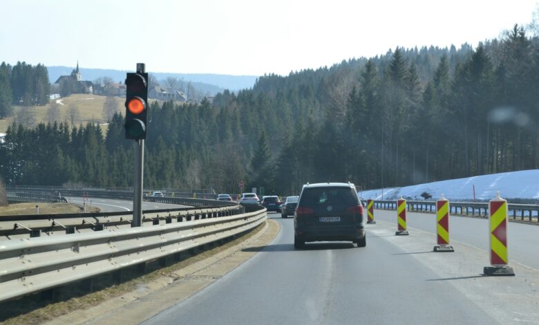 Baustellenampel regelt den Verkehr an einer Fahrbahnbaustelle