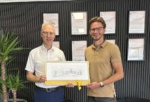 Bürgermeister Helmut Höke gratuliert Damian Gers zur Eröffnung des neuen Standorts