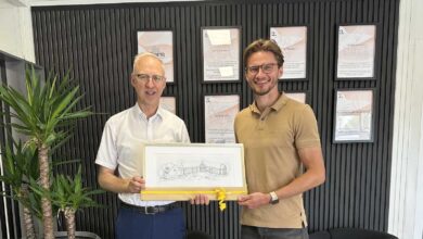 Bürgermeister Helmut Höke gratuliert Damian Gers zur Eröffnung des neuen Standorts