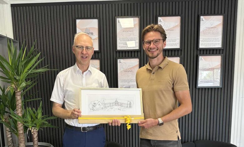 Bürgermeister Helmut Höke gratuliert Damian Gers zur Eröffnung des neuen Standorts