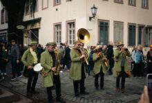Blaskapelle spielt bei einem Straßenfest, Symbolbild