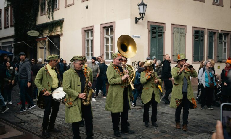 Blaskapelle spielt bei einem Straßenfest, Symbolbild