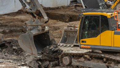 Bagger hebt Boden auf einer Baustelle aus - Symbolbild fuer die PFAS-Sanierung an der Feuerwache Nord