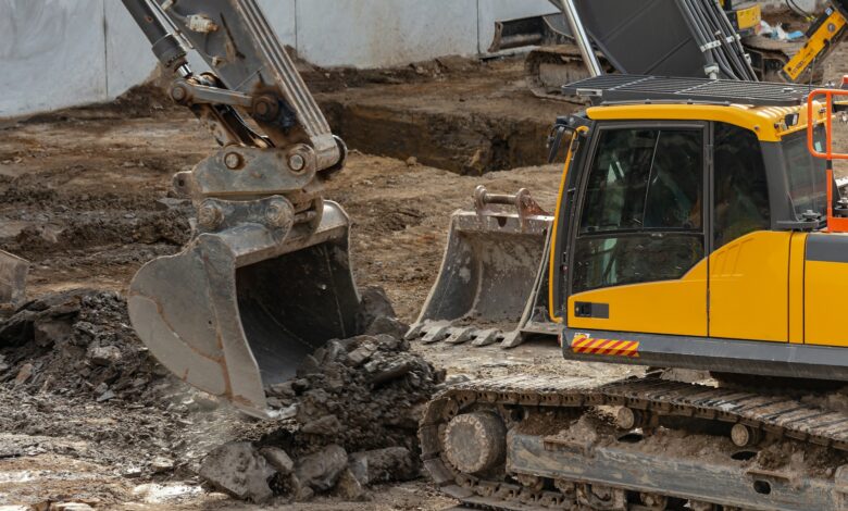Bagger hebt Boden auf einer Baustelle aus - Symbolbild fuer die PFAS-Sanierung an der Feuerwache Nord