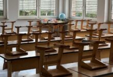 Klassenraum der Bonifatiusschule in Dalum mit hochgestellten Stühlen nach der Erneuerung des Bodenbelags