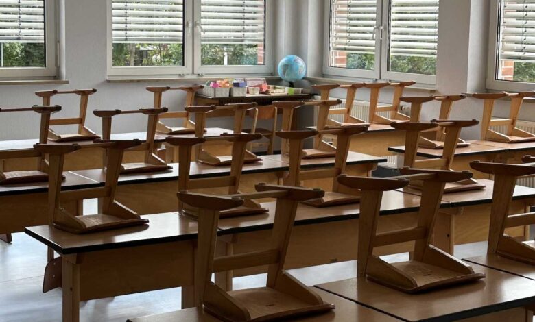 Klassenraum der Bonifatiusschule in Dalum mit hochgestellten Stühlen nach der Erneuerung des Bodenbelags