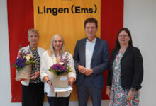 Marita Vogel und Sabine Franzen mit Oberbürgermeister Dieter Krone bei der Verleihung des Bürgerpreises