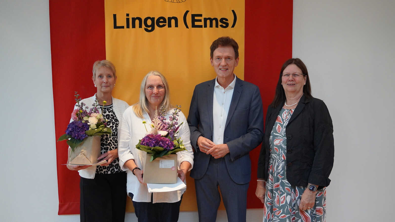 Marita Vogel und Sabine Franzen mit Oberbürgermeister Dieter Krone bei der Verleihung des Bürgerpreises