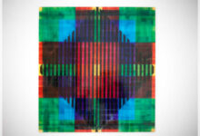 Transparente, farbige Schichtstruktur aus der Ausstellung Photonen von Charlotte Wielage