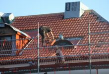 Arbeiten auf einem Dach – Symbolbild für Ausbildungsberufe im Bauhandwerk