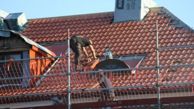 Arbeiten auf einem Dach – Symbolbild für Ausbildungsberufe im Bauhandwerk