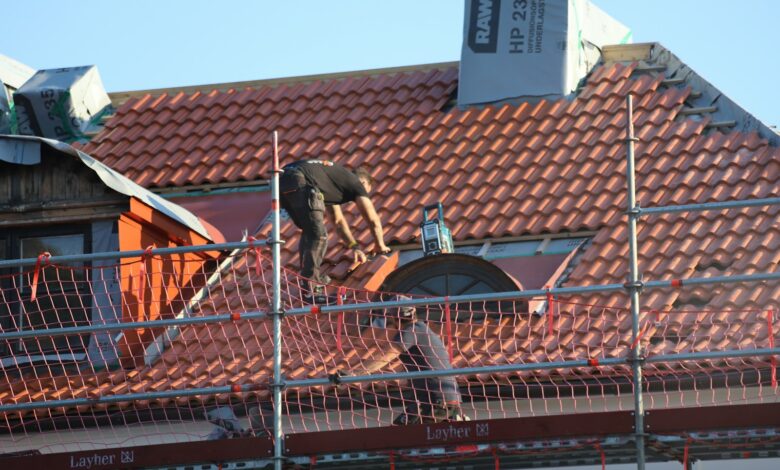 Arbeiten auf einem Dach – Symbolbild für Ausbildungsberufe im Bauhandwerk