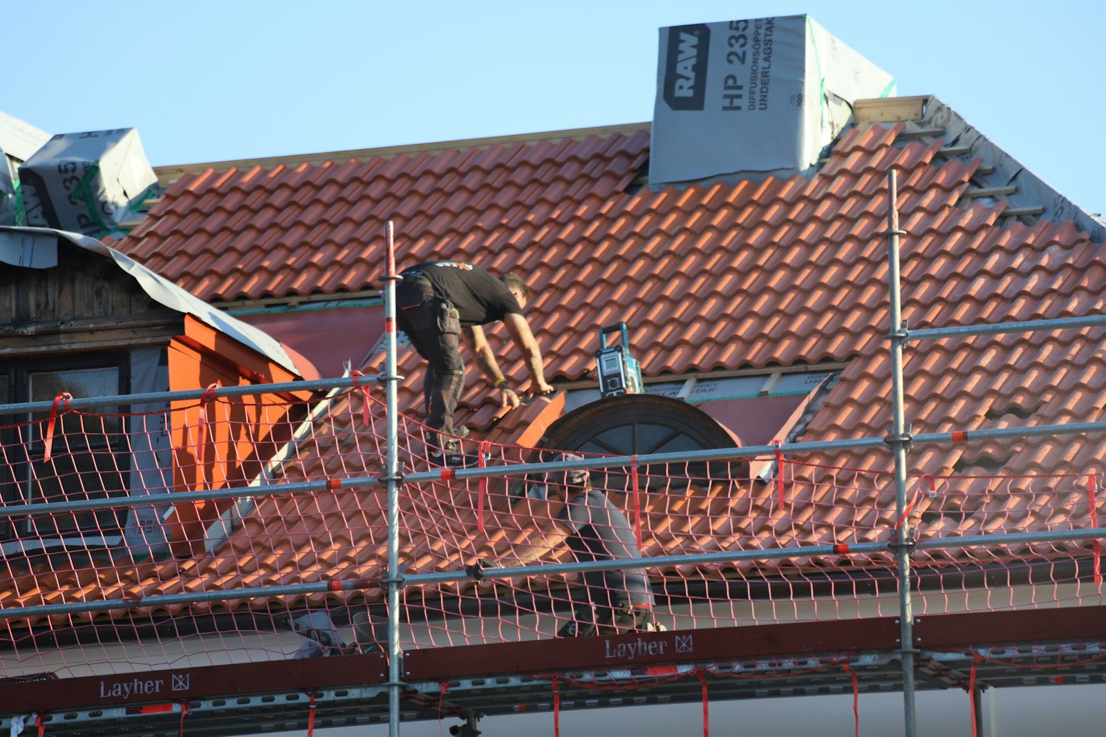 Arbeiten auf einem Dach – Symbolbild für Ausbildungsberufe im Bauhandwerk