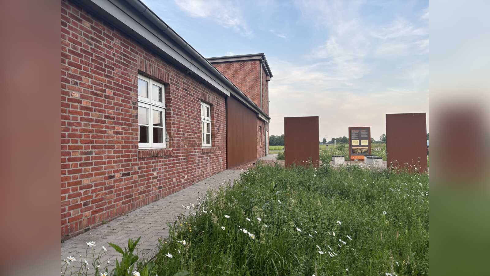 Außenansicht des Erinnerungsorts Lager XII Dalum in Geeste