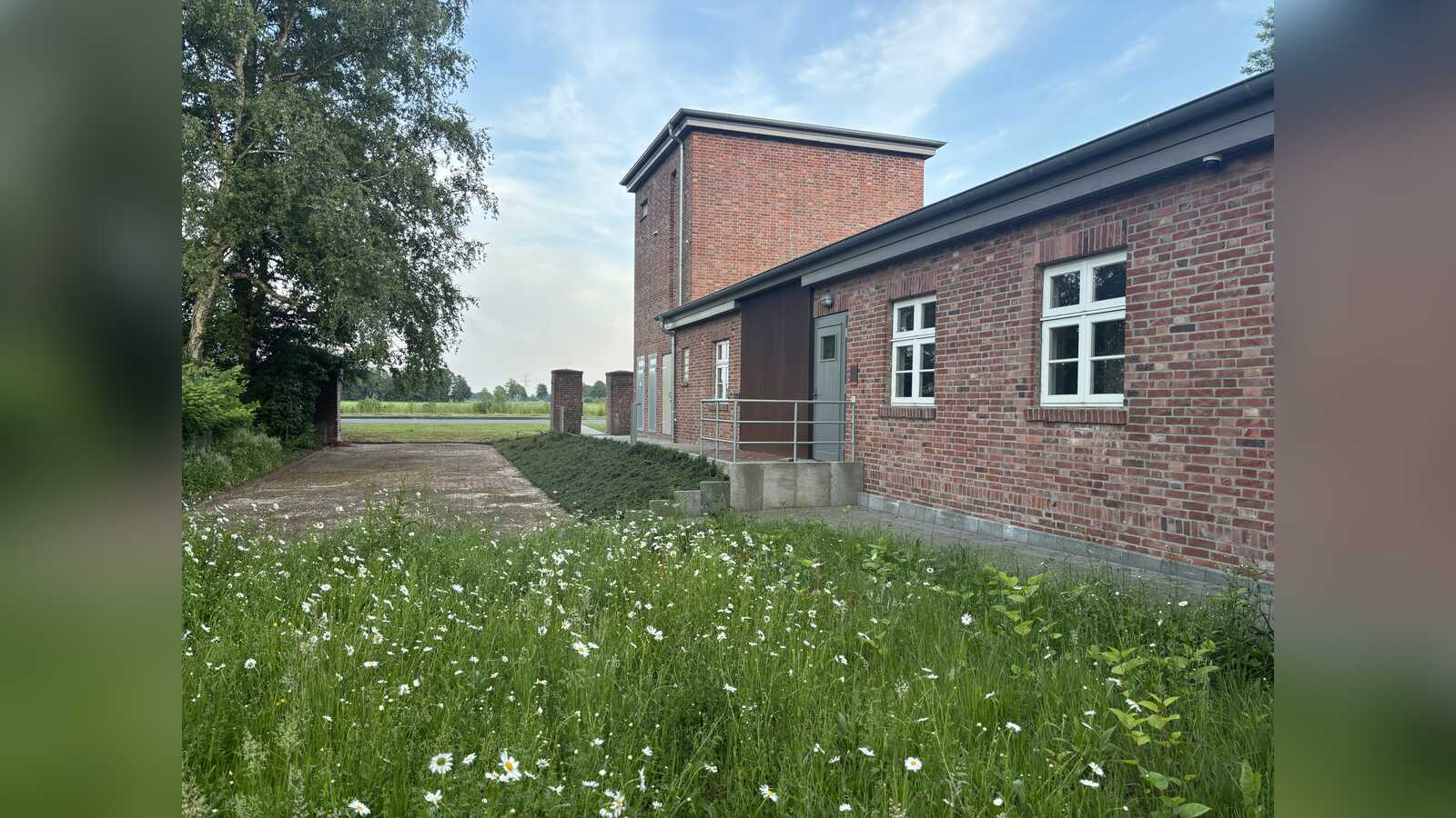 Eingangsbereich des Erinnerungsorts Lager XII Dalum in Geeste