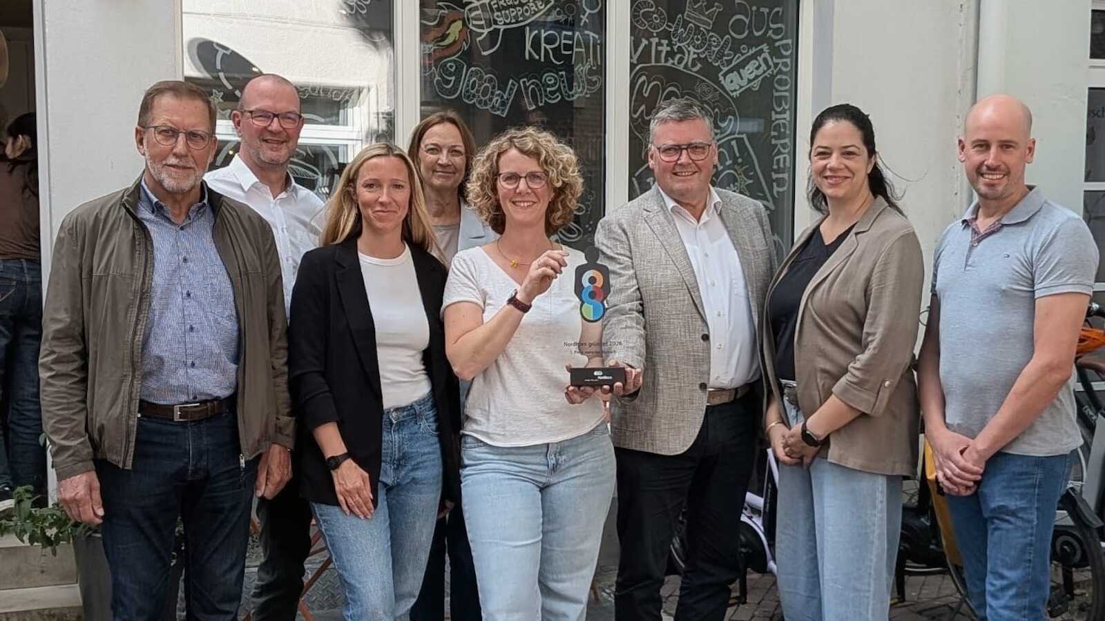 Eva List mit der Jury des Gründungswettbewerbs Nordhorn gründet und Bürgermeister Thomas Berling