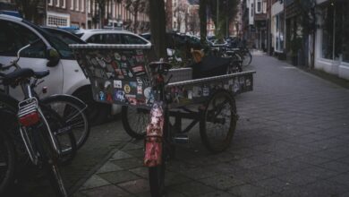 Fahrrad mit Protestaufklebern bei einer Demonstration, Symbolbild
