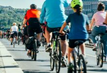 Eine große Gruppe Radfahrender fährt gemeinsam über eine Straße