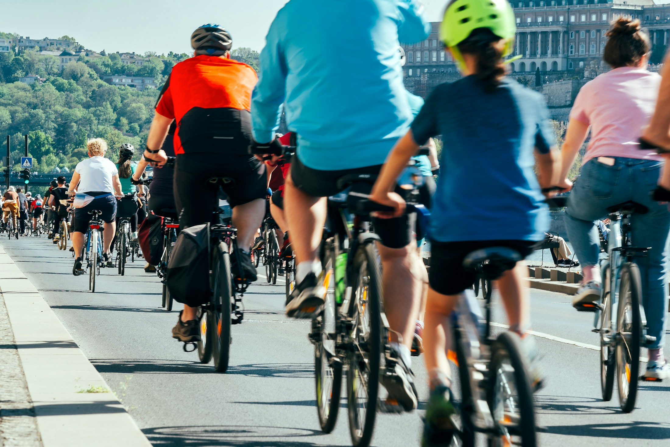 Eine große Gruppe Radfahrender fährt gemeinsam über eine Straße