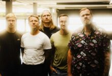 Die fünf Musiker von Feine Sahne Fischfilet stehen nebeneinander in einem Parkhaus
