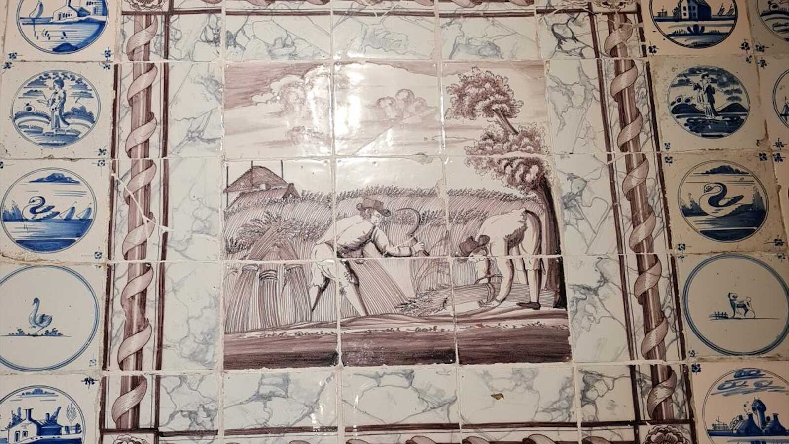 Fliesenspiegel aus blau-weißen niederländischen Fliesen in der Sammlung des Heimatmuseums Leer