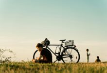 Radfahrer bei Sonnenuntergang – Symbolbild für Freizeitgestaltung