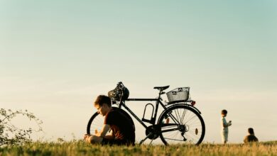 Radfahrer bei Sonnenuntergang – Symbolbild für Freizeitgestaltung