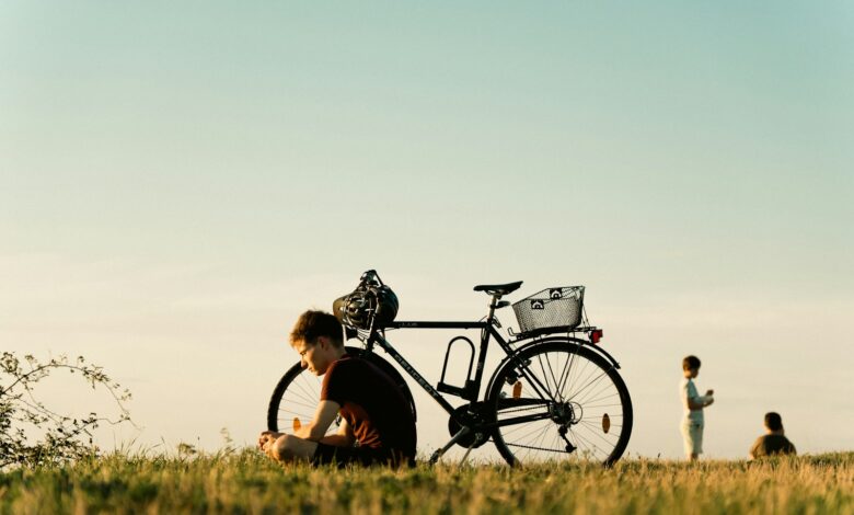 Radfahrer bei Sonnenuntergang – Symbolbild für Freizeitgestaltung
