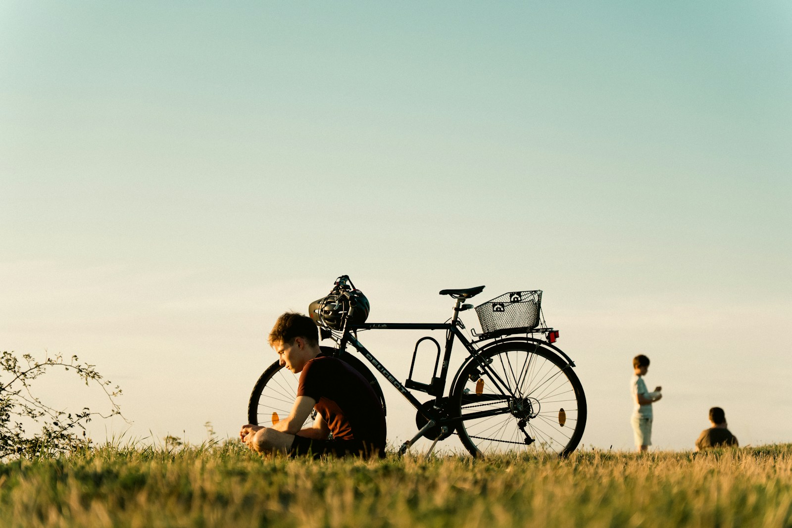 Radfahrer bei Sonnenuntergang – Symbolbild für Freizeitgestaltung