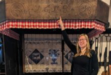 Besucherinnen und Besucher bei einer Führung im Freilicht- und Heimatmuseum Haselünne