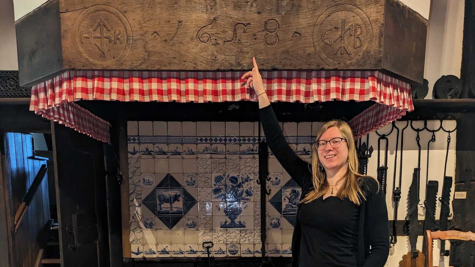 Besucherinnen und Besucher bei einer Führung im Freilicht- und Heimatmuseum Haselünne