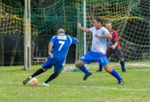 Fußballspieler im Zweikampf um den Ball, Symbolbild für Sportförderung