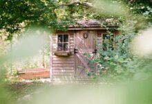 Braunes Gartenhaus aus Holz mit geschlossener Tür