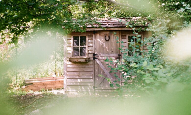 Braunes Gartenhaus aus Holz mit geschlossener Tür