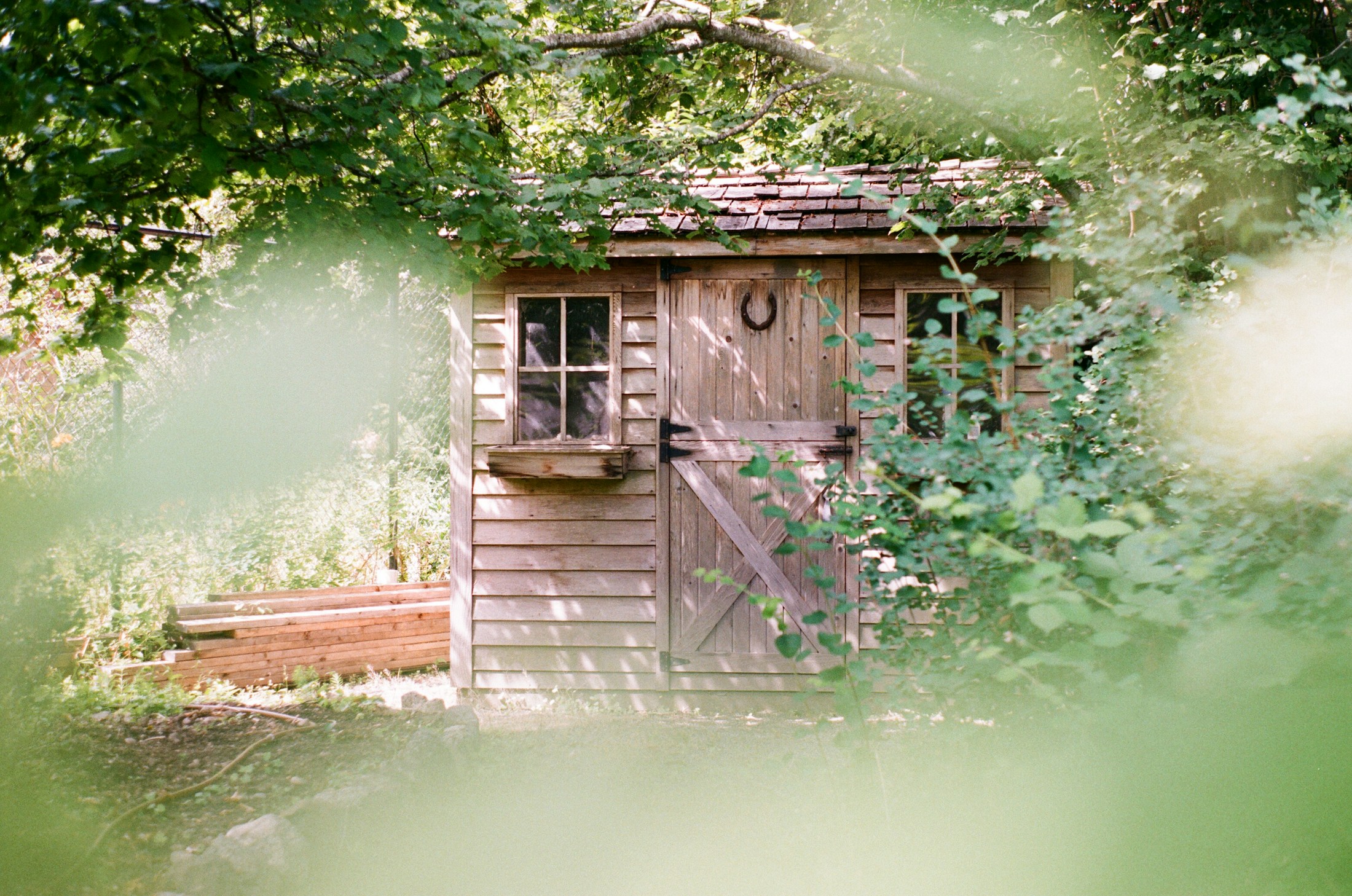 Braunes Gartenhaus aus Holz mit geschlossener Tür