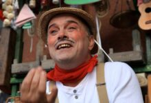 Straßenkünstler Giovanni Gassenhauer mit seiner Marktkarre
