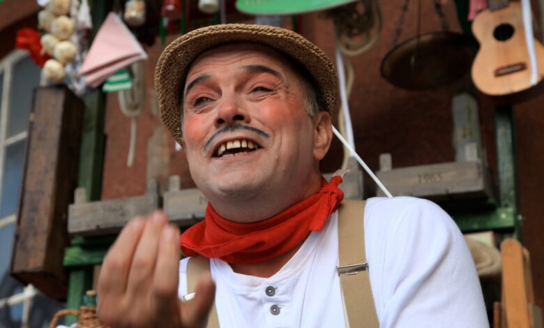 Straßenkünstler Giovanni Gassenhauer mit seiner Marktkarre
