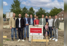 Vertreter von Terfehr Projektentwicklung, EBE-Ingenieurgruppe und Gemeinde Dörpen bei der Grundsteinlegung an der Hauptstraße
