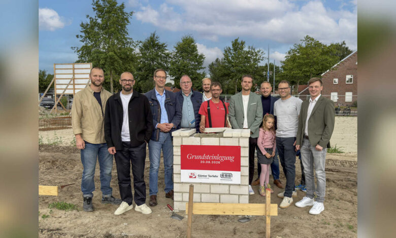 Vertreter von Terfehr Projektentwicklung, EBE-Ingenieurgruppe und Gemeinde Dörpen bei der Grundsteinlegung an der Hauptstraße