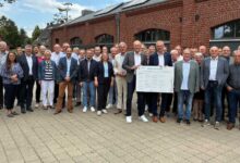 Vertreterinnen und Vertreter von Kommunen, Landkreisen und der Waterschap Vechtstromen bei der Gründung der Hochwasserpartnerschaft Vechte in Neuenhaus