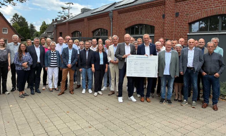 Vertreterinnen und Vertreter von Kommunen, Landkreisen und der Waterschap Vechtstromen bei der Gründung der Hochwasserpartnerschaft Vechte in Neuenhaus