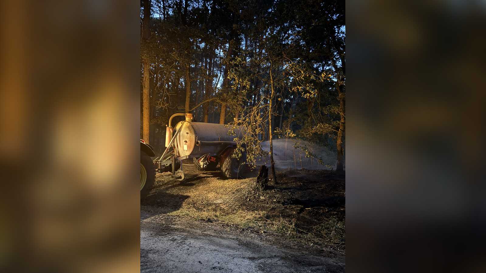 Feuerwehrfahrzeug und Einsatzkräfte bei der Kontrolle der Einsatzstelle in Bockholte