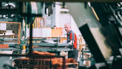 Mitarbeiter bedient eine Maschine in einer Industriefertigung