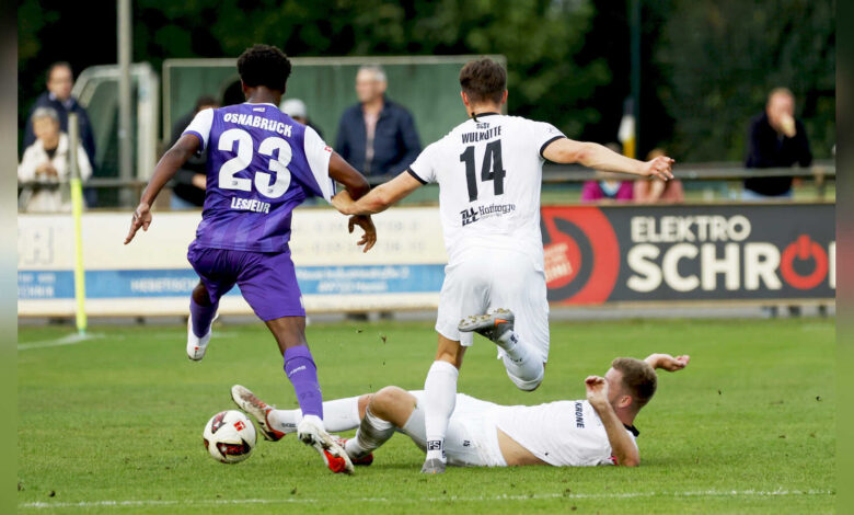 Jan-Luca Ahillen und Jan Wulkotte vom SC Spelle-Venhaus im Testspiel gegen den VfL Osnabrueck