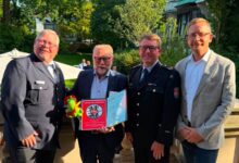 Ludwig Jansen von Jansen Tore aus Surwold mit der Förderplakette Partner der Feuerwehr