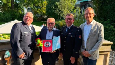 Ludwig Jansen von Jansen Tore aus Surwold mit der Förderplakette Partner der Feuerwehr