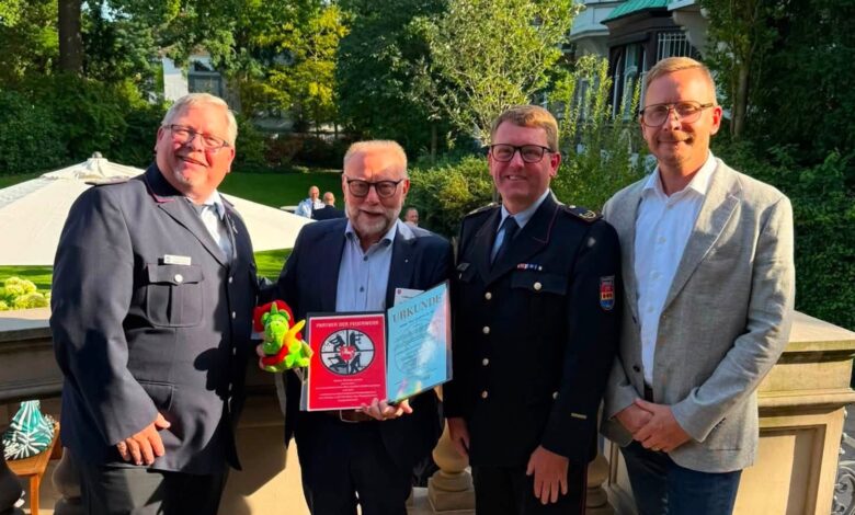 Ludwig Jansen von Jansen Tore aus Surwold mit der Förderplakette Partner der Feuerwehr