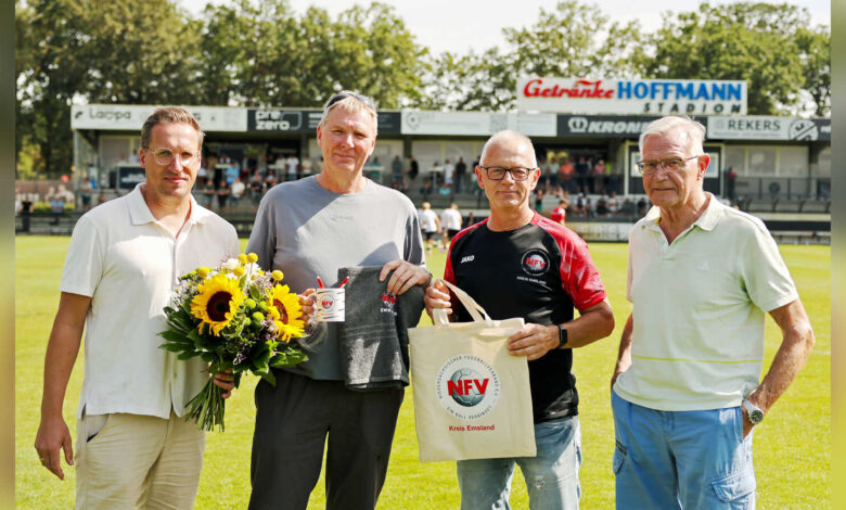 Markus Schütte, Michael Jungehüser, Reinhard Deermann und Hermann Lüpken bei der DFB-Ehrung im Getränke Hoffmann Stadion